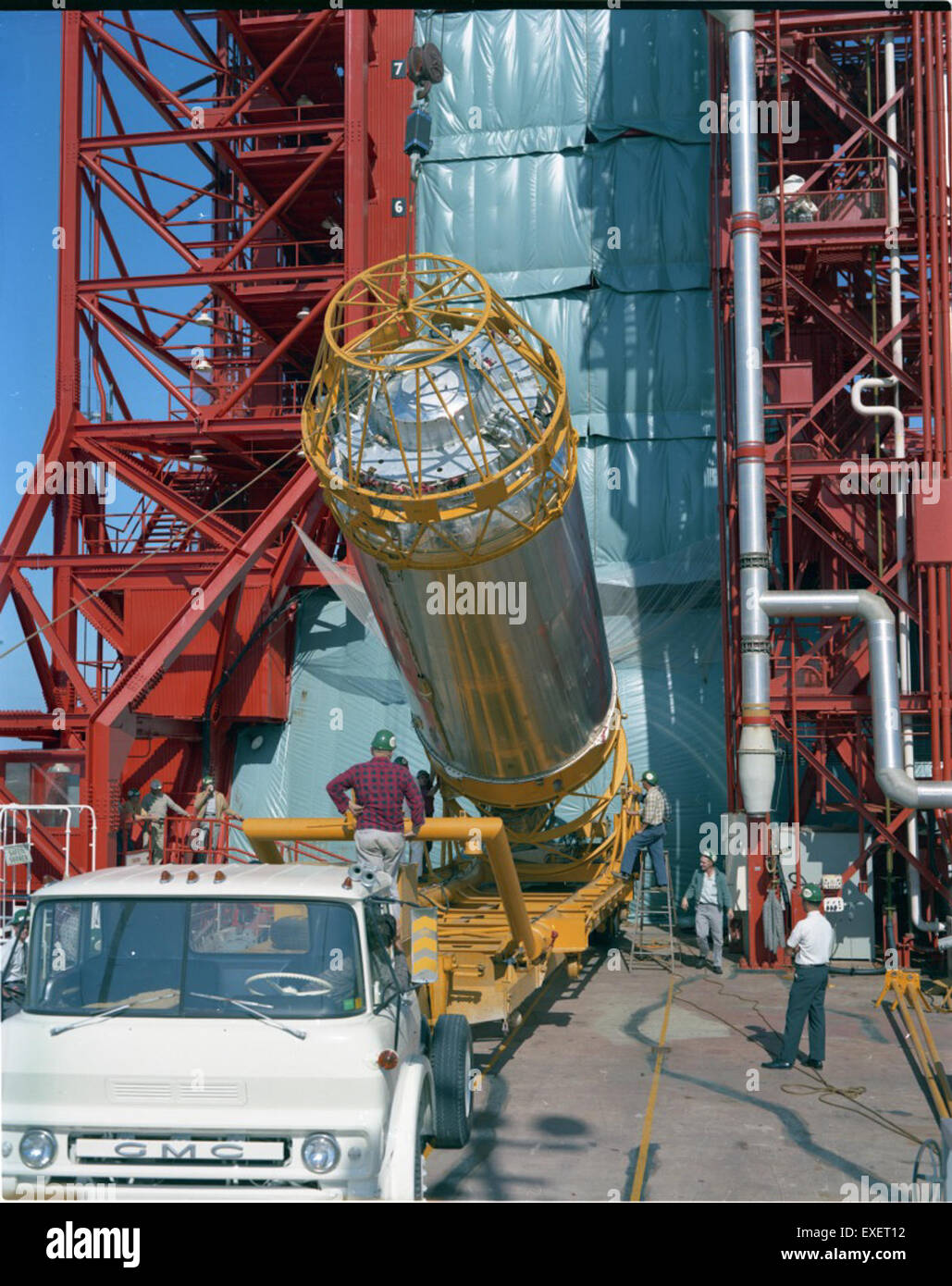 Il razzo Atlas-Centaur AC-7, utilizzato per varie missioni spaziali, è stato disaccoppiato dalla sua rampa di lancio al Pad 36B l'11 dicembre 1966. Questa fase faceva parte delle procedure di pre-lancio per i test e la manutenzione. Foto Stock Il razzo Atlas-Centaur AC-7, utilizzato per varie missioni spaziali, è stato disaccoppiato dalla sua rampa di lancio al Pad 36B l'11 dicembre 1966. Questa fase faceva parte delle procedure di pre-lancio per i test e la manutenzione. Foto Stock
