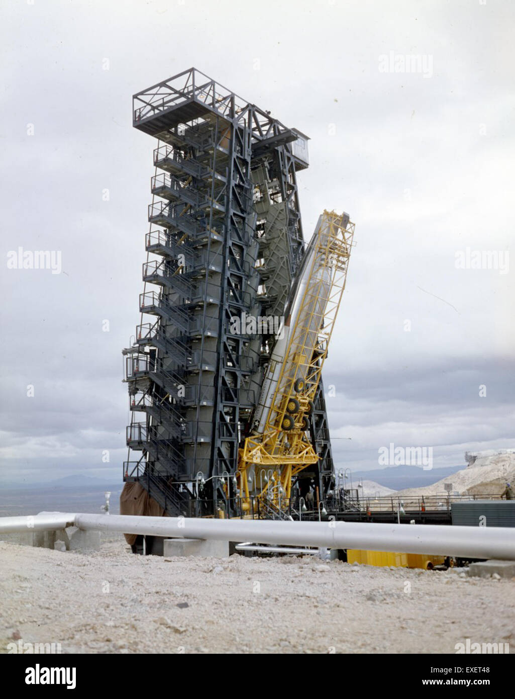Il razzo Atlas 7B, un significativo sviluppo missilistico statunitense, fu eretto con un angolo di 80 gradi il 1 aprile 1958. Questo test è stato un momento cruciale nello sviluppo del sistema missilistico Atlas. Foto Stock Il razzo Atlas 7B, un significativo sviluppo missilistico statunitense, fu eretto con un angolo di 80 gradi il 1 aprile 1958. Questo test è stato un momento cruciale nello sviluppo del sistema missilistico Atlas. Foto Stock
