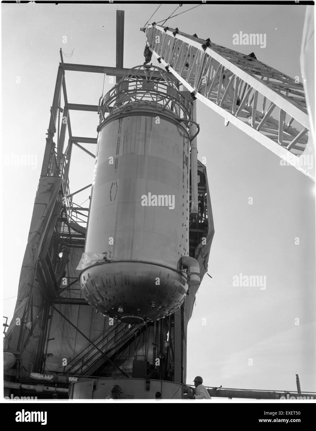 Il sistema a razzo Atlas Centaur 8 fu cruciale per il lancio di satelliti e le prime missioni di esplorazione spaziale. Questa immagine mostra la rimozione del componente AC8 55-0501-8, segnando una fase chiave nella configurazione della missione. Foto Stock