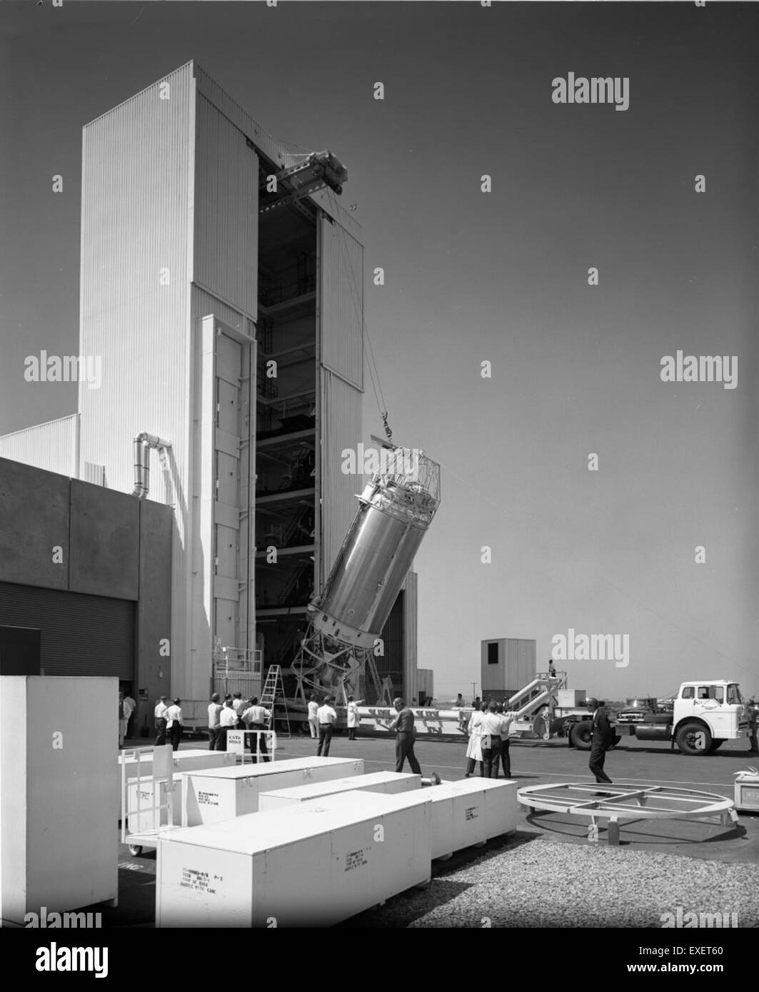 Il razzo Atlas Centaur 7, parte del programma spaziale della NASA, aveva l'installazione dell'AC-7 come parte della sua configurazione pre-lancio. Questa immagine mostra il processo dettagliato di assemblaggio e i preparativi per la missione. Foto Stock Il razzo Atlas Centaur 7, parte del programma spaziale della NASA, aveva l'installazione dell'AC-7 come parte della sua configurazione pre-lancio. Questa immagine mostra il processo dettagliato di assemblaggio e i preparativi per la missione. Foto Stock