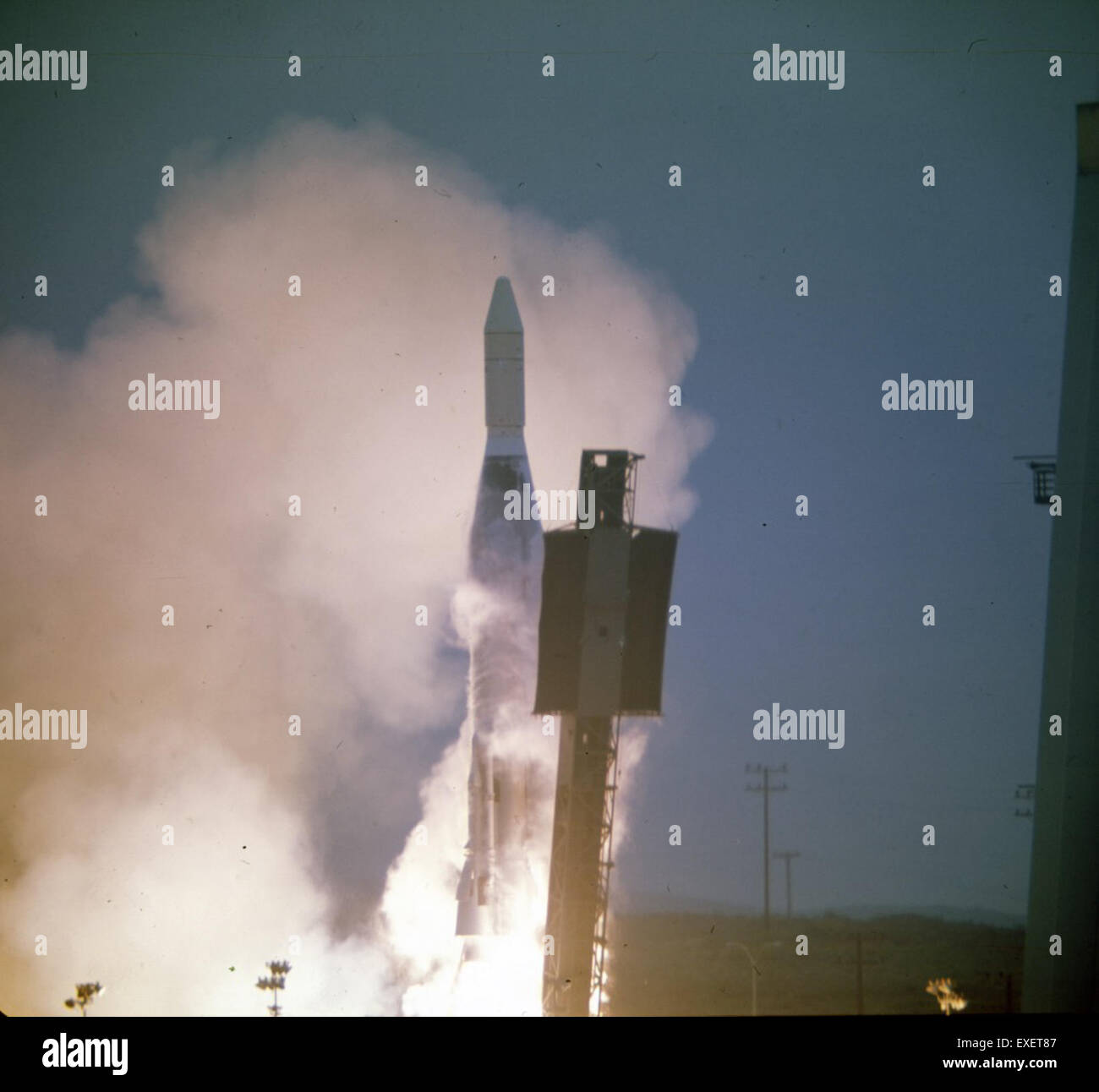 Questa immagine segna la data di lancio del razzo Atlas il 3 luglio 1975. Il lancio faceva parte di importanti sforzi di esplorazione spaziale, contribuendo al progresso delle missioni spaziali e della tecnologia satellitare. Foto Stock Questa immagine segna la data di lancio del razzo Atlas il 3 luglio 1975. Il lancio faceva parte di importanti sforzi di esplorazione spaziale, contribuendo al progresso delle missioni spaziali e della tecnologia satellitare. Foto Stock