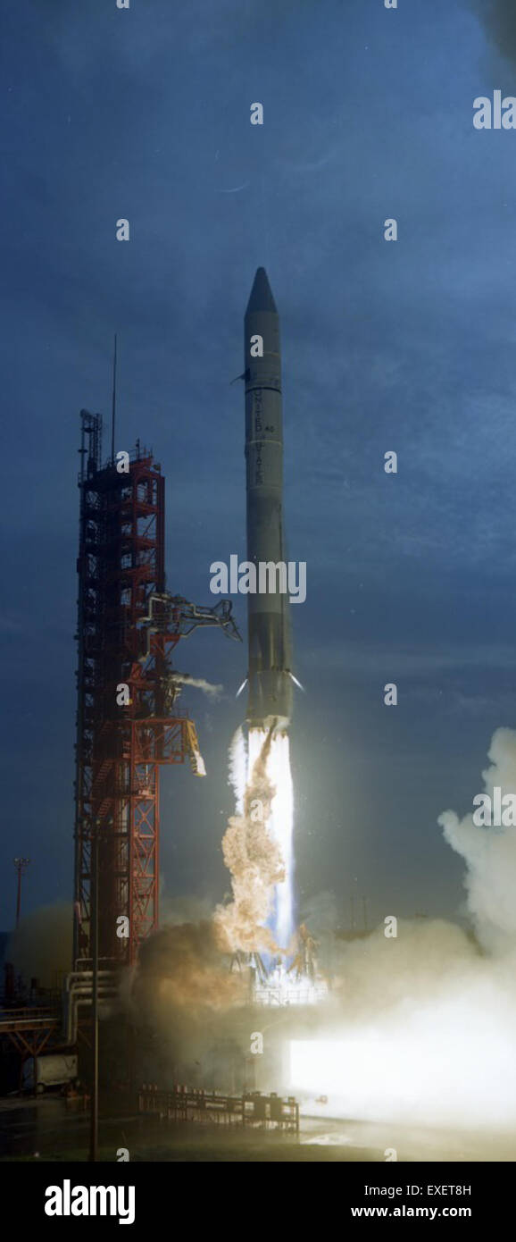 Il lancio di Atlas è una pietra miliare significativa nell'esplorazione spaziale, segnando il lancio del razzo Atlas. Nota per la sua affidabilità e il suo utilizzo in varie missioni spaziali, la serie Atlas ha contribuito all'introduzione dell'uso di razzi per scopi militari e civili. Foto Stock Il lancio di Atlas è una pietra miliare significativa nell'esplorazione spaziale, segnando il lancio del razzo Atlas. Nota per la sua affidabilità e il suo utilizzo in varie missioni spaziali, la serie Atlas ha contribuito all'introduzione dell'uso di razzi per scopi militari e civili. Foto Stock