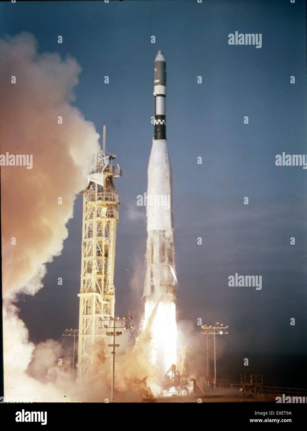 Il razzo Atlas 285D lanciò l'Agena 4803 payload, segnando un evento significativo nell'esplorazione spaziale. Questo lancio ha giocato un ruolo nell'avanzamento dello spiegamento satellitare e delle missioni spaziali. Foto Stock Il razzo Atlas 285D lanciò l'Agena 4803 payload, segnando un evento significativo nell'esplorazione spaziale. Questo lancio ha giocato un ruolo nell'avanzamento dello spiegamento satellitare e delle missioni spaziali. Foto Stock