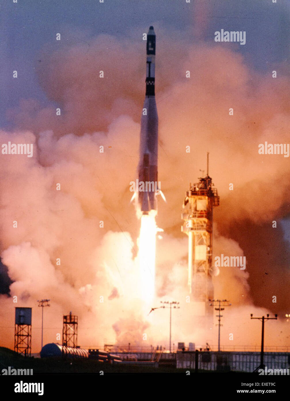 Il decollo Atlas-Agena SLV3-7104 ha segnato una tappa importante nell'esplorazione spaziale. La missione è stata lanciata dalla rampa di scorrimento PALC 2-3 e faceva parte di una più ampia serie di lanci per la distribuzione satellitare e la ricerca. Il lancio ha contribuito a far progredire le tecnologie spaziali. Foto Stock