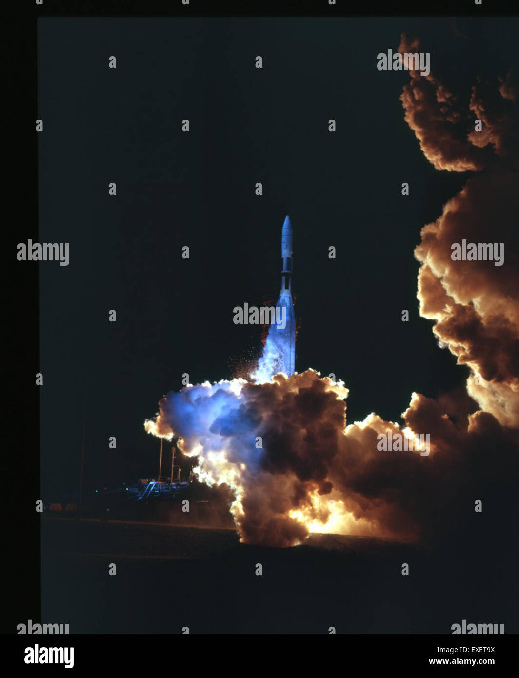 Il razzo Atlas-Agena, lanciato dal Pad 12, era un componente importante del programma spaziale statunitense. Ha trasportato il satellite OGO nello spazio, contribuendo ai progressi nella scienza spaziale e nell'esplorazione. Foto Stock Il razzo Atlas-Agena, lanciato dal Pad 12, era un componente importante del programma spaziale statunitense. Ha trasportato il satellite OGO nello spazio, contribuendo ai progressi nella scienza spaziale e nell'esplorazione. Foto Stock