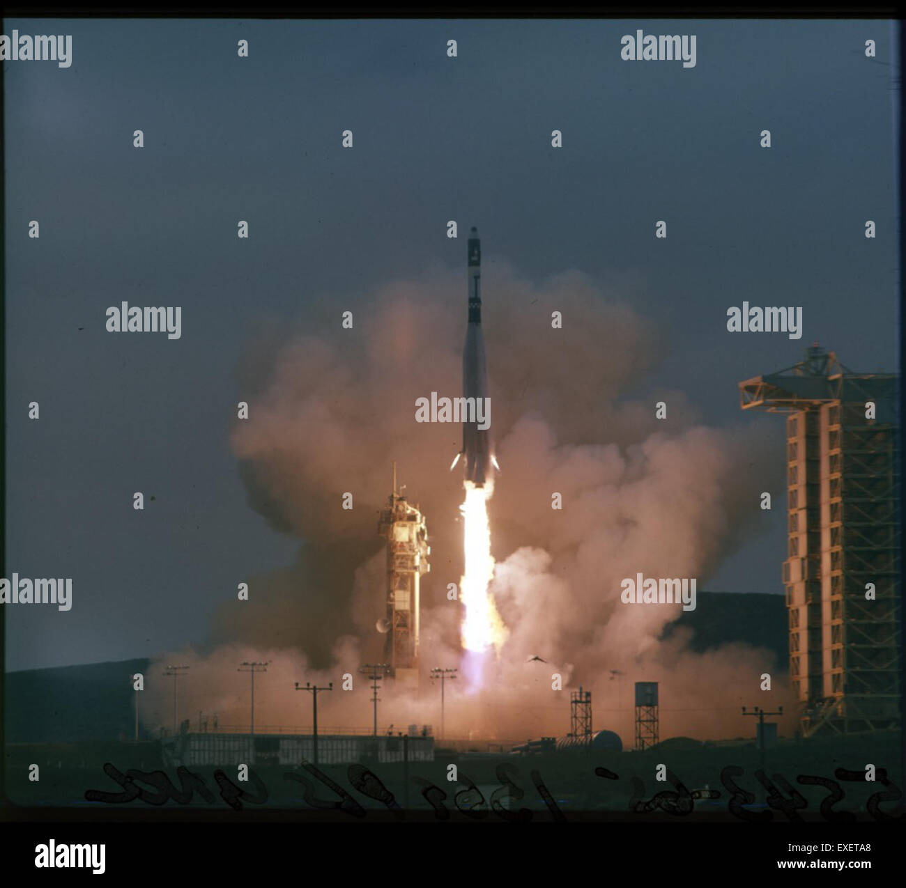 Il decollo Atlas-Agena SLV3-7104 ha segnato un momento chiave nella storia dell'esplorazione spaziale, come parte della sequenza di lancio del veicolo bersaglio Agena. L'evento si è verificato al PALC 2-3, una rampa di scorrimento utilizzata per la preparazione dei razzi. Foto Stock