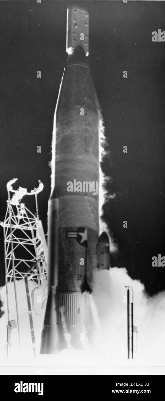 Il razzo Atlas 34D è stato lanciato il 5 novembre 1965, portando il satellite OV1-2 in orbita. Questa missione faceva parte degli sforzi dell'esercito statunitense per espandere le capacità di ricognizione satellitare durante la Guerra fredda. Foto Stock Il razzo Atlas 34D è stato lanciato il 5 novembre 1965, portando il satellite OV1-2 in orbita. Questa missione faceva parte degli sforzi dell'esercito statunitense per espandere le capacità di ricognizione satellitare durante la Guerra fredda. Foto Stock