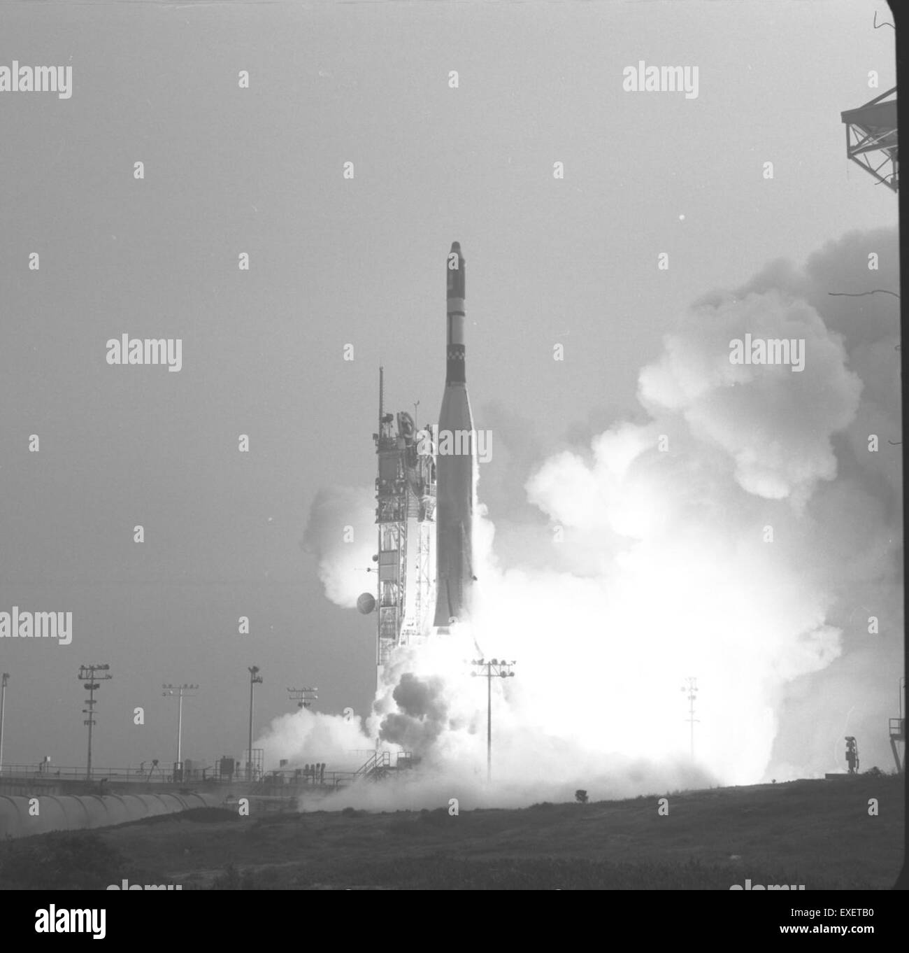 Il lancio dell'Atlas-Agena SLV-3-7106, con PALC 2-3, fu un evento significativo nella storia delle missioni spaziali statunitensi. Questo lancio faceva parte dei primi test e sviluppo di sistemi missilistici intercontinentali e di esplorazione spaziale. Foto Stock