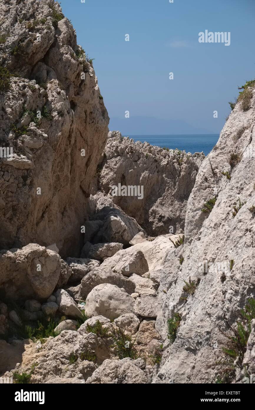 Riserva naturale che si estende al bordo d'acqua nel nord-est della Sicilia Foto Stock