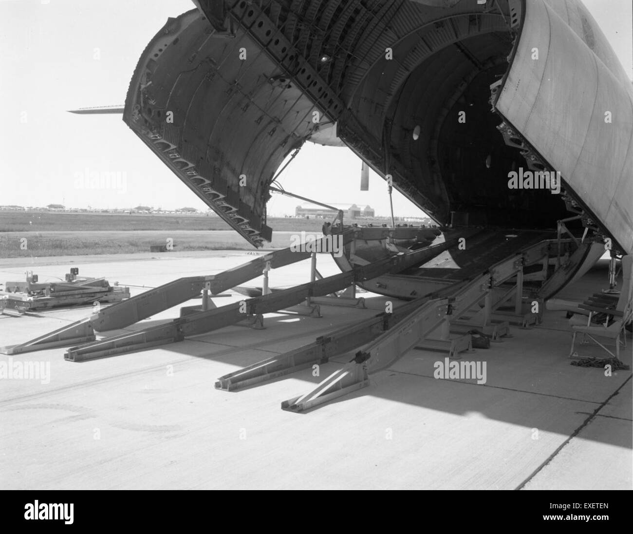 Il test dell'Atlas Centaur 13 del 30 aprile 1967 coinvolse un carico di prova sulle balene trasportato da un aereo C-133 a Miramar. Questo test faceva parte di una serie per valutare le capacità dei sistemi di lancio spaziale durante gli anni '1960 Foto Stock