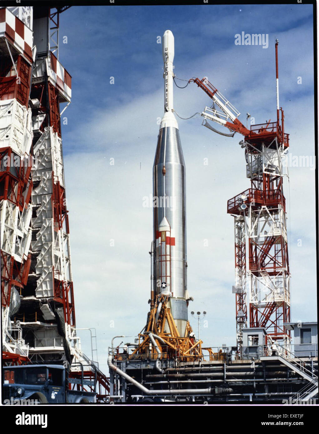 L'Atlas 9C, parte della serie Atlas-able, fu preparato per il lancio sulla rampa di lancio. L'immagine mostra la configurazione dettagliata del razzo, incorniciato dalle torri di lancio, durante le prime fasi della sua missione. Foto Stock L'Atlas 9C, parte della serie Atlas-able, fu preparato per il lancio sulla rampa di lancio. L'immagine mostra la configurazione dettagliata del razzo, incorniciato dalle torri di lancio, durante le prime fasi della sua missione. Foto Stock