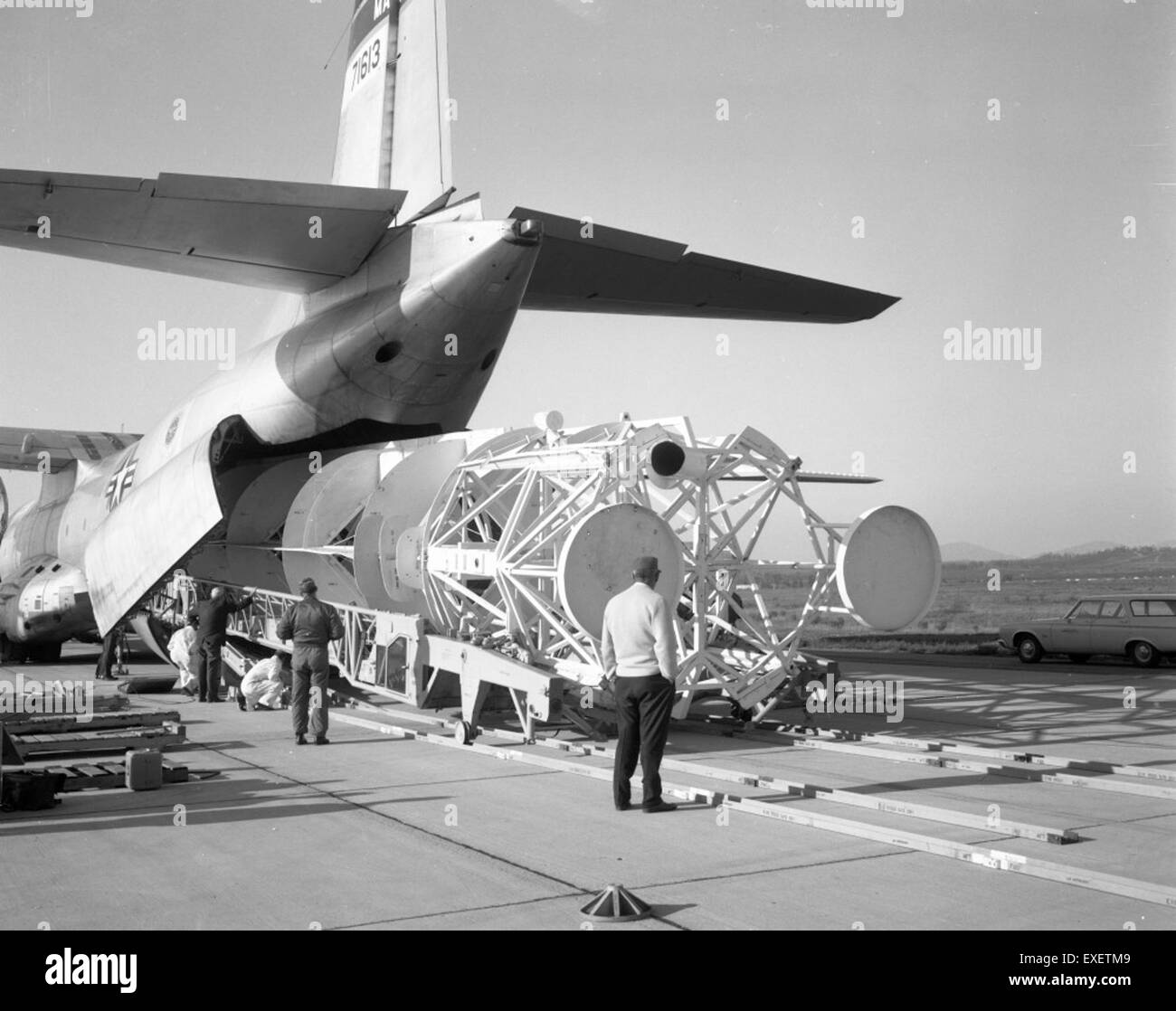 Questa fotografia cattura il carico di prova Atlas Centaur 13, designato come "whalebone", trasportato da un aereo C-133 a Miramar. Questo test, condotto il 30 aprile 1967, faceva parte del programma spaziale statunitense per preparare il lancio di razzi utilizzati nell'esplorazione spaziale. Foto Stock