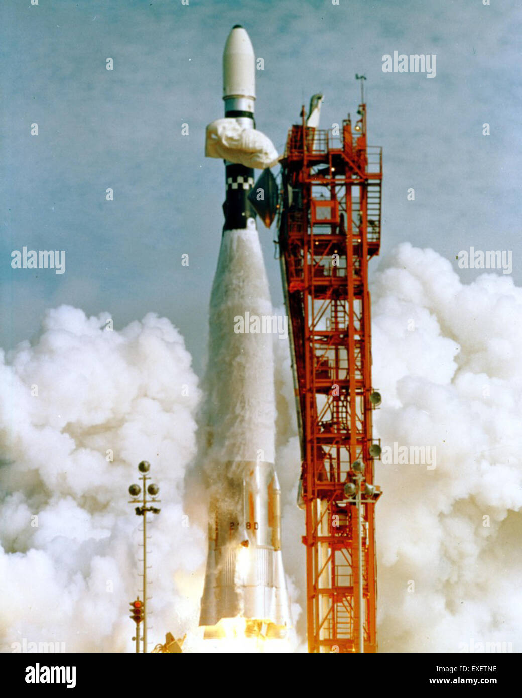 Il razzo Atlas 288D, utilizzato nella missione Mariner 4, è stato lanciato con successo dall'ETR 12, trasportando la navicella Mariner su Marte. La missione Mariner 4 è stata la prima a inviare immagini ravvicinate di Marte. Foto Stock Il razzo Atlas 288D, utilizzato nella missione Mariner 4, è stato lanciato con successo dall'ETR 12, trasportando la navicella Mariner su Marte. La missione Mariner 4 è stata la prima a inviare immagini ravvicinate di Marte. Foto Stock
