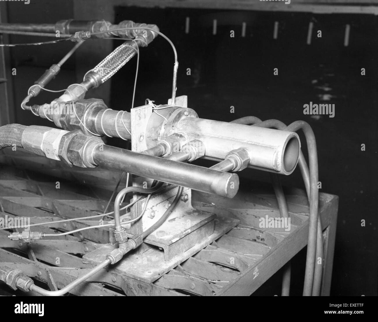 Questa foto mostra un modello di razzo installato su una rampa per idrovolanti per i test il 28 luglio 1959. Il banco di prova è stato utilizzato per simulare le condizioni di lancio per esperimenti aerospaziali alla fine degli anni '1950 Foto Stock
