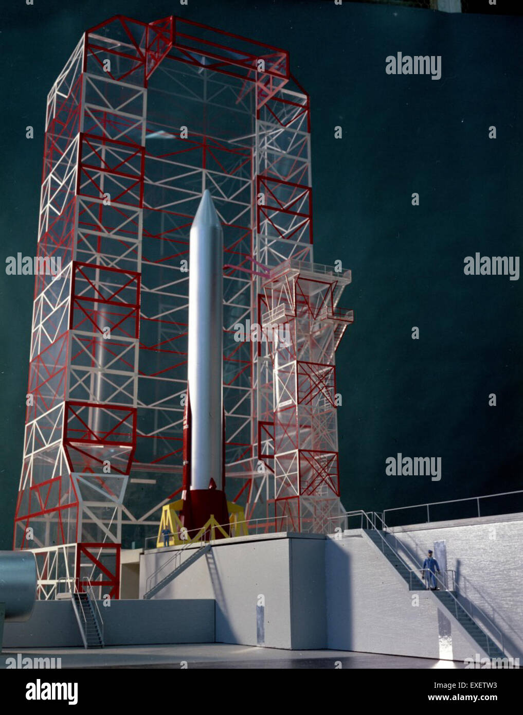 Un modello in scala dell'Atlas Launch Complex, utilizzato per lo sviluppo e il lancio dei razzi Atlas. Il sistema a razzo Atlas fu parte integrante dei programmi spaziali statunitensi durante la Guerra fredda, in particolare per il lancio di satelliti e missioni con equipaggio. Foto Stock Un modello in scala dell'Atlas Launch Complex, utilizzato per lo sviluppo e il lancio dei razzi Atlas. Il sistema a razzo Atlas fu parte integrante dei programmi spaziali statunitensi durante la Guerra fredda, in particolare per il lancio di satelliti e missioni con equipaggio. Foto Stock
