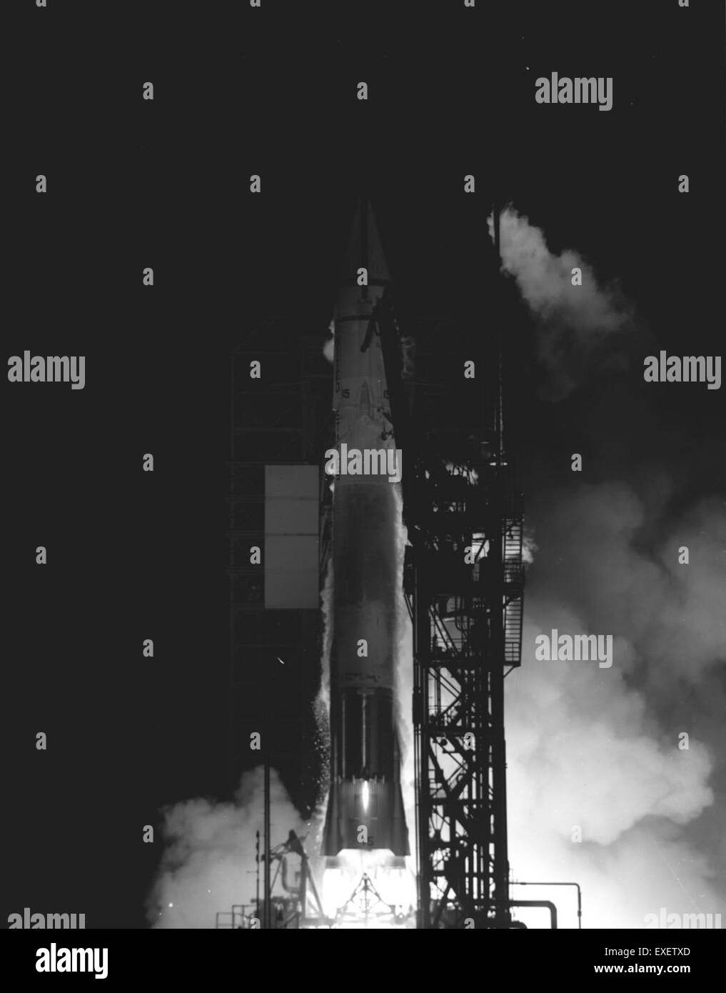 Il razzo Atlas Centaur AC-15, con Surveyor 7 a bordo, è stato lanciato il 7 gennaio 1968. Questa missione è stata cruciale nel programma di esplorazione spaziale degli Stati Uniti, inviando Surveyor 7 sulla Luna per l'esplorazione scientifica. Foto Stock Il razzo Atlas Centaur AC-15, con Surveyor 7 a bordo, è stato lanciato il 7 gennaio 1968. Questa missione è stata cruciale nel programma di esplorazione spaziale degli Stati Uniti, inviando Surveyor 7 sulla Luna per l'esplorazione scientifica. Foto Stock