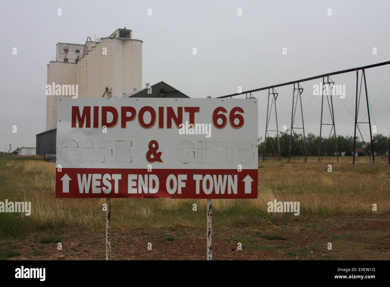 Cartello stradale pubblicità il punto mediano cafe dal lato del percorso 66 in Adrian Texas USA Foto Stock