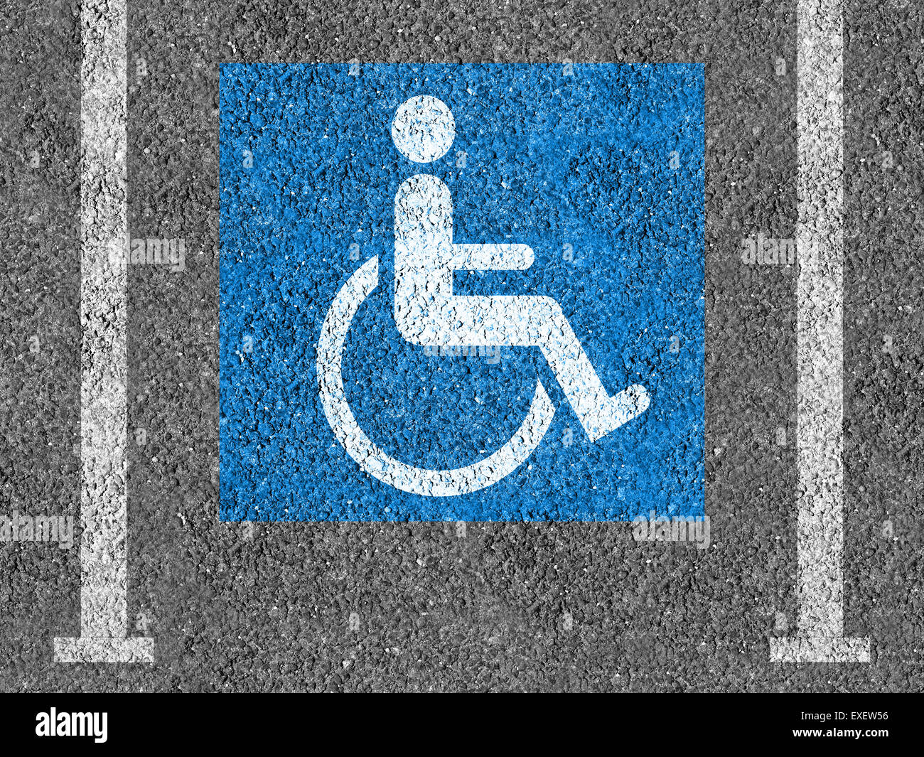 Blu e bianco Handicap il simbolo di parcheggio su asfalto Foto Stock