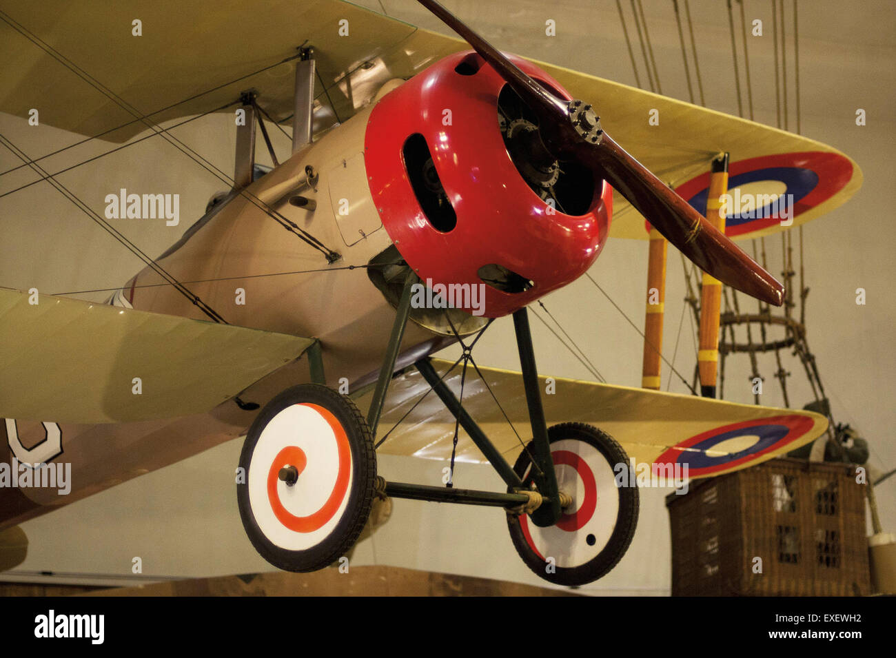 Il Nieuport 28 era un aereo da caccia francese utilizzato nella prima guerra mondiale. Fu uno dei primi ad essere utilizzato dalle forze americane, fornendo supporto cruciale durante il combattimento aereo. Il suo design innovativo ha contribuito a plasmare le prime tattiche di guerra aerea. Foto Stock