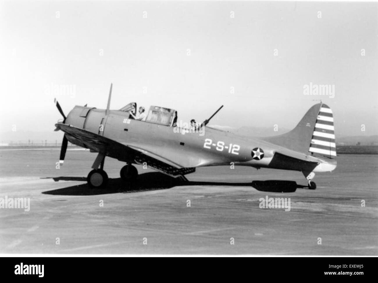La Ray Wagner Collection include una varietà di immagini dell'aviazione, che documentano i momenti chiave della storia del volo. Questa immagine, parte del suo ampio archivio, offre uno sguardo sull'evoluzione dell'aviazione e sull'impatto di figure significative nell'aeronautica. Foto Stock