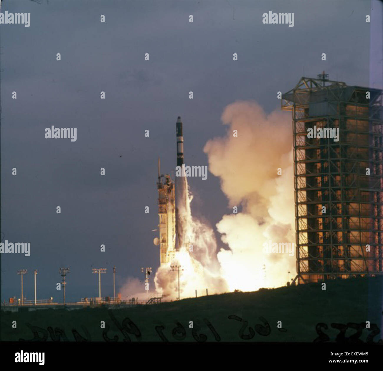 Questa immagine fa parte della Atlas negative Collection, un importante archivio fotografico che documenta il sistema a razzo Atlas e il suo ruolo nell'esplorazione spaziale degli Stati Uniti e nello sviluppo di missili. Foto Stock Questa immagine fa parte della Atlas negative Collection, un importante archivio fotografico che documenta il sistema a razzo Atlas e il suo ruolo nell'esplorazione spaziale degli Stati Uniti e nello sviluppo di missili. Foto Stock