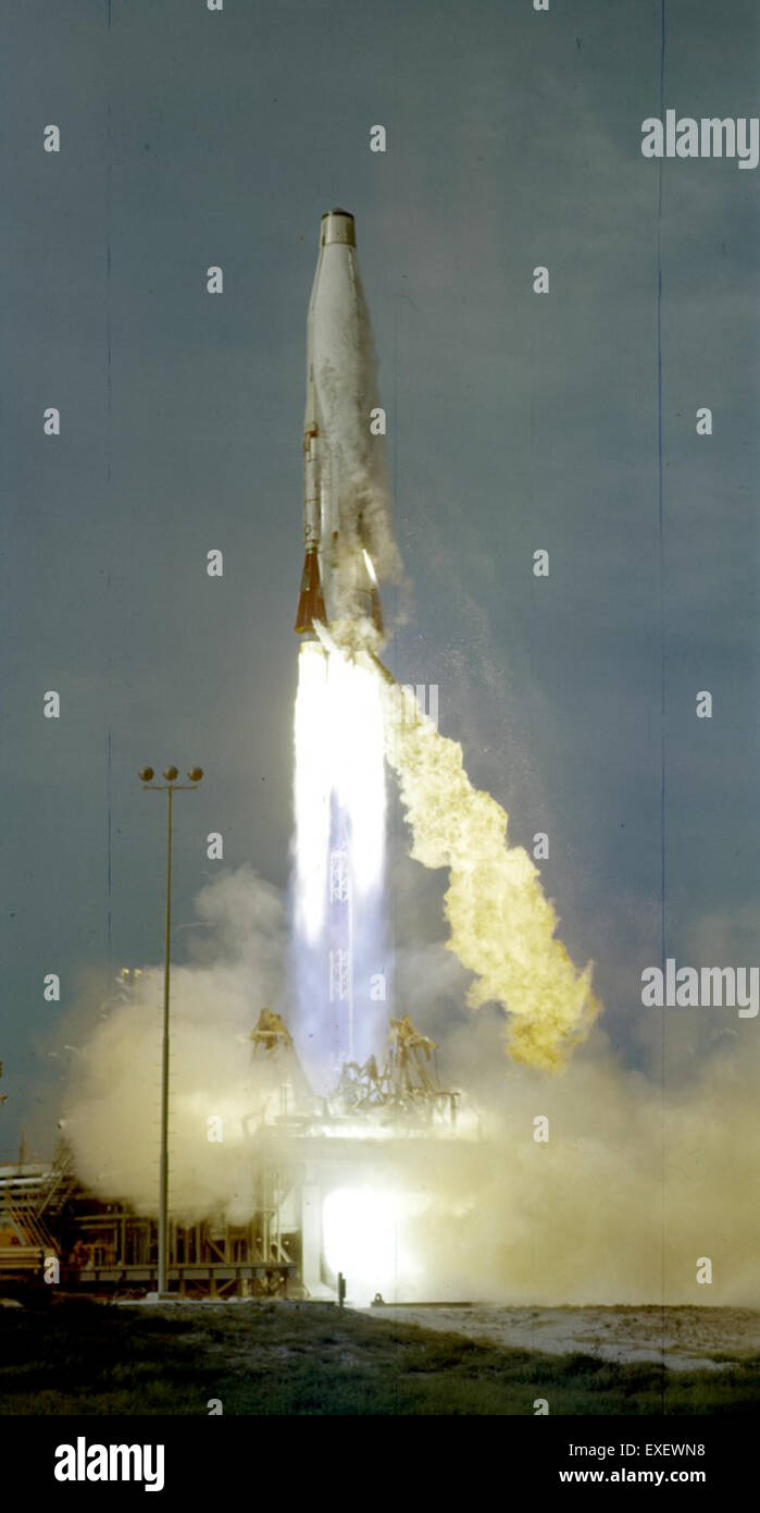 Il test a razzo Atlas 4B del 2 agosto 1958 presso il sito 13 faceva parte del programma di sviluppo missilistico della U.S. Air Force durante la Guerra fredda, avanzando la tecnologia missilistica per la difesa e l'esplorazione spaziale. Foto Stock