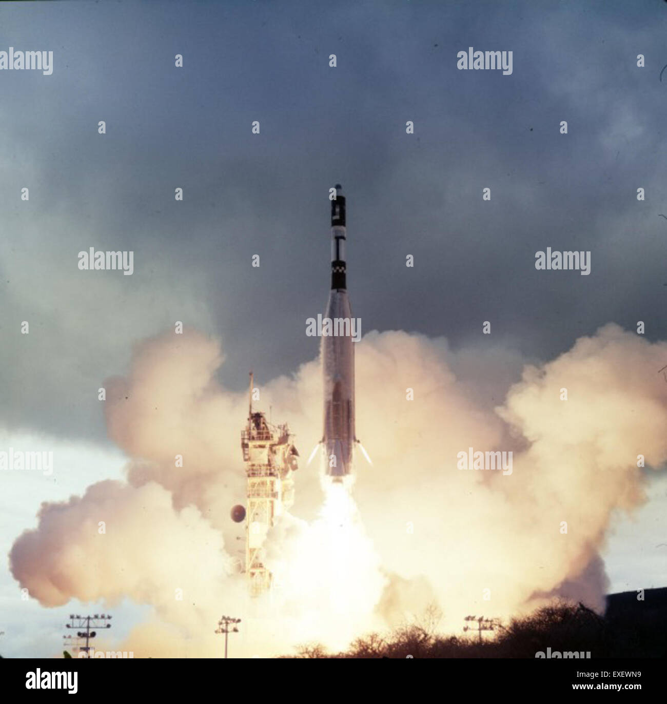 Questa immagine della Atlas negative Collection offre una visione unica delle prime tecnologie missilistiche e aerospaziali, mostrando gli sviluppi nella scienza dei razzi e nell'esplorazione spaziale. Foto Stock Questa immagine della Atlas negative Collection offre una visione unica delle prime tecnologie missilistiche e aerospaziali, mostrando gli sviluppi nella scienza dei razzi e nell'esplorazione spaziale. Foto Stock