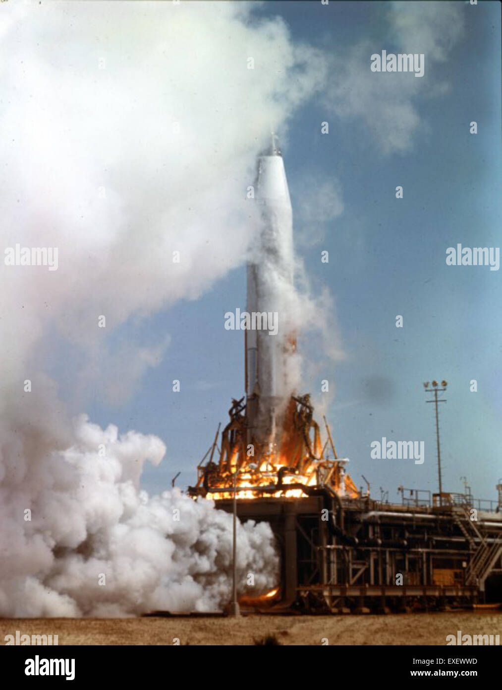 Questa immagine fa parte della Atlas negative Collection, che documenta vari progetti aerospaziali, compresi quelli relativi allo sviluppo di missili e ai primi programmi spaziali. La collezione fornisce informazioni importanti sui primi giorni di esplorazione spaziale. Foto Stock