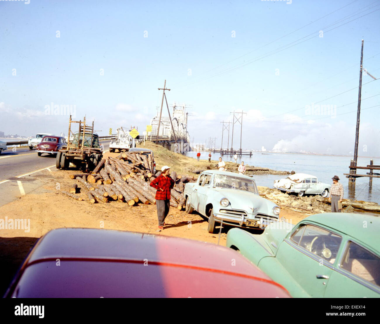 Questo incidente descrive un incidente che coinvolge il trasporto di un missile, verificatosi all'estremità est di un ponte. L'incidente mette in evidenza i principali problemi di sicurezza durante le operazioni di logistica militare o aerospaziale. Foto Stock