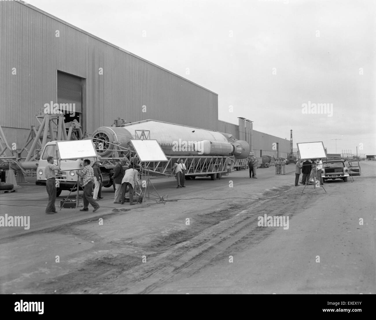 Questa immagine tratta da un filmato del 1958 mostra la squadra di telecamere che lavora con un missile e un rimorchio. Cattura gli aspetti tecnici delle riprese di soggetti militari e aerospaziali, fornendo uno sguardo su come la tecnologia missilistica è stata raffigurata nel cinema durante l'era della Guerra fredda. Foto Stock