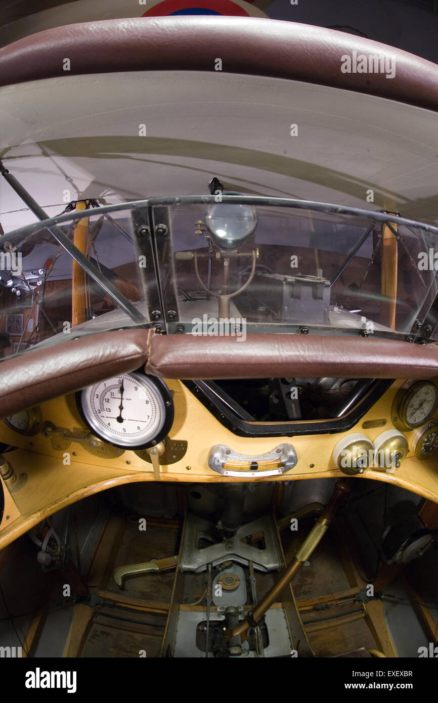 Questa immagine mostra la cabina di pilotaggio di un SPAD VII, un biplano francese utilizzato durante la prima guerra mondiale. Lo SPAD VII era noto per la sua manovrabilità ed era un aereo chiave nello sforzo bellico. Foto Stock