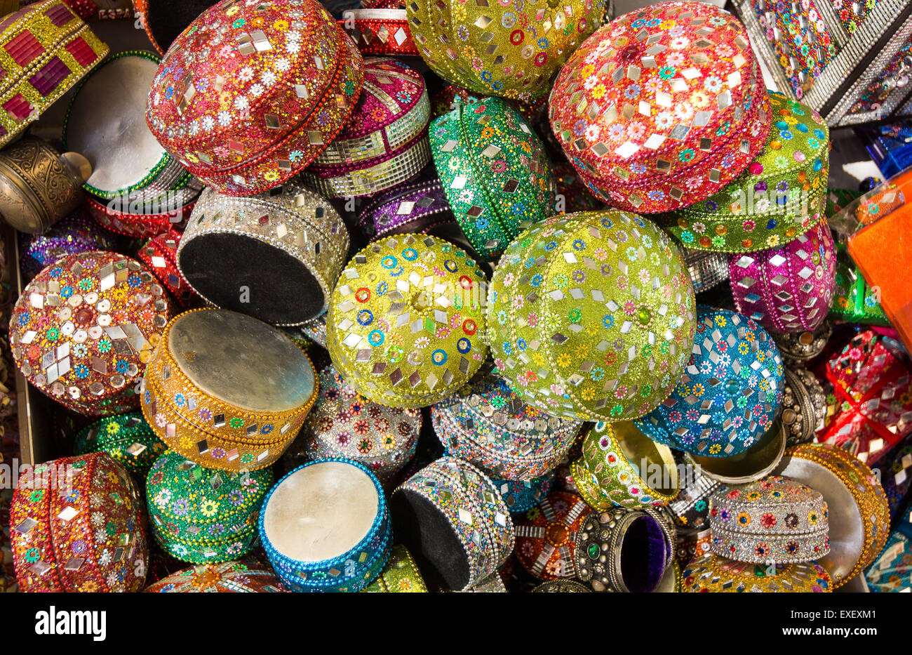 Sfondo con piccoli contenitori decorativi in stile arabo Foto Stock