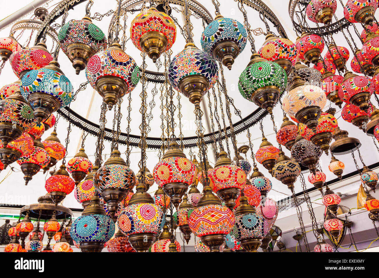 Bellissimo sfondo con lampade colorate in stile arabo di decorazione Foto Stock