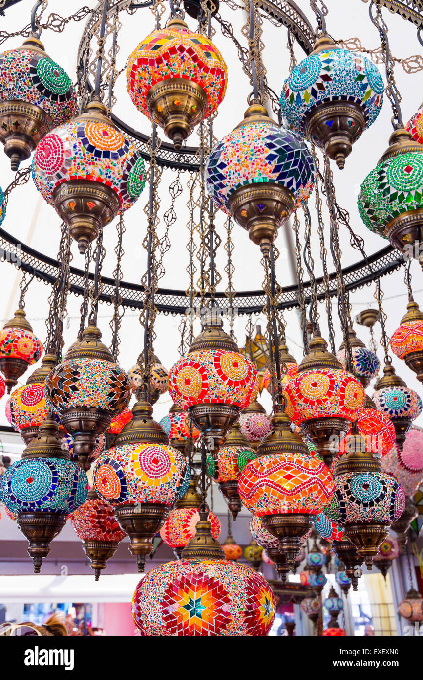 Bellissimo sfondo con lampade colorate in stile arabo di decorazione Foto Stock