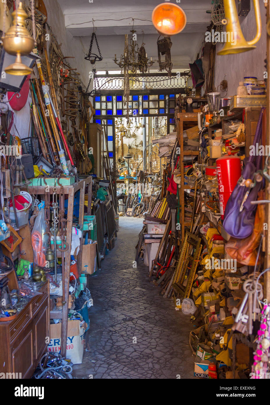 Il vecchio magazzino con tutti i tipi di oggetti di antiquariato Foto Stock