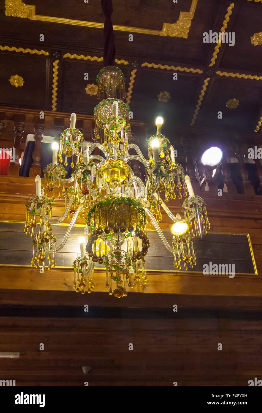 Lampadario di cristallo di antiquariato in legno del soffitto Foto Stock