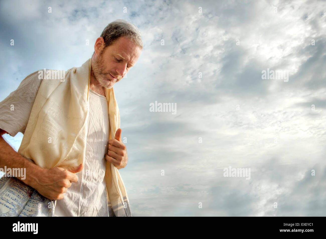 Uomo ebraico impegnati nella preghiera del mattino. Foto Stock