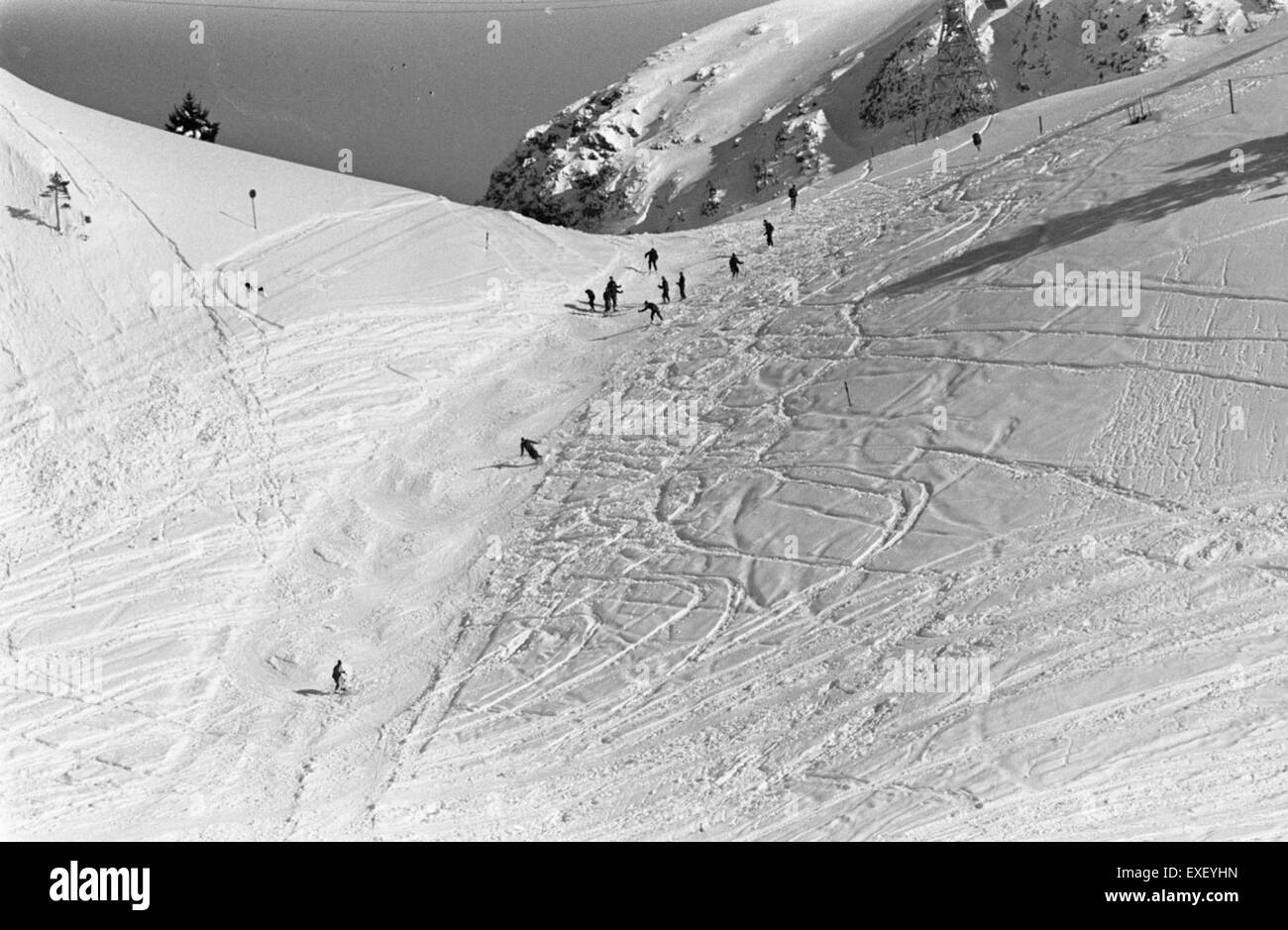 Questo dipinto storico raffigura soldati impegnati in attività legate alla pulizia della neve durante un'operazione militare. La scena mostra le difficili condizioni in cui si trovano le truppe, evidenziandone la resilienza e la dedizione. Foto Stock