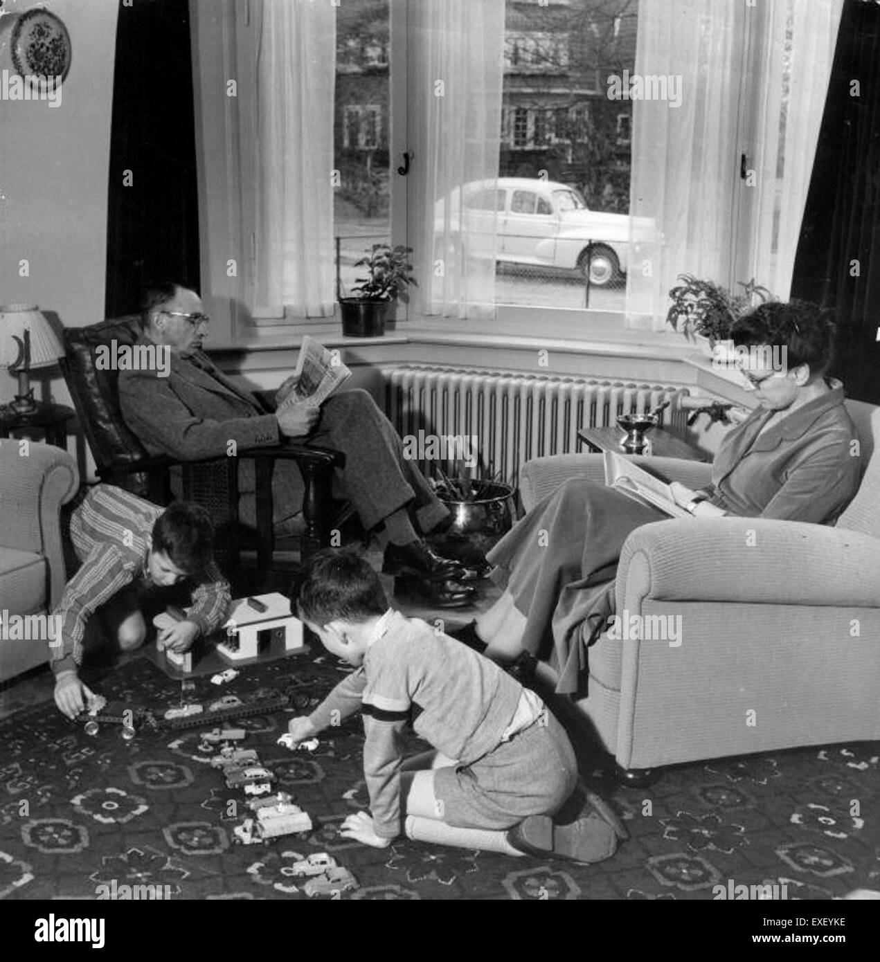 Una fotografia in bianco e nero di una famiglia olandese negli anni '1950, che mostra la vita quotidiana e le dinamiche familiari nei Paesi Bassi del dopoguerra. Foto Stock