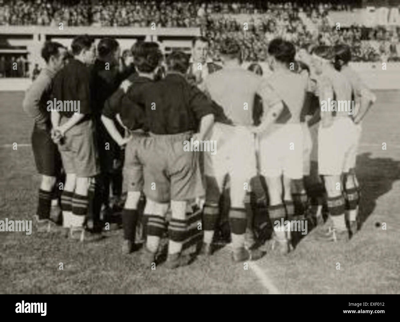 Le Olimpiadi estive di Amsterdam del 1928 hanno segnato la prima volta in cui alle donne è stato permesso di competere in gare di atletica leggera. Questo evento ha mostrato risultati rivoluzionari nella storia dello sport ed è stato il primo Giochi olimpici ad essere trasmesso in televisione. I Giochi si sono svolti dal 17 maggio al 12 luglio 1928 e hanno visto la partecipazione di 46 nazioni. Lo Stadio Olimpico di Amsterdam era la sede principale delle competizioni. Foto Stock