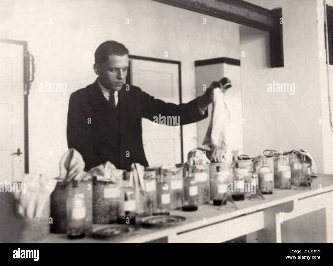 Le Olimpiadi estive del 1928, tenutesi ad Amsterdam, hanno segnato un momento significativo nella storia olimpica, con l'introduzione dell'atletica femminile e risultati notevoli negli sport globali. Foto Stock