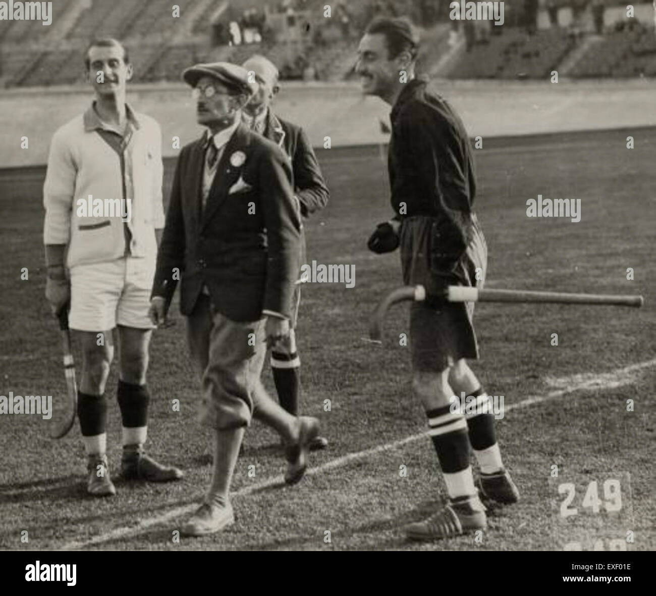 Le Olimpiadi di Amsterdam del 1928 segnarono un punto di svolta per le donne nello sport, con le donne che gareggiarono per la prima volta in gare di atletica leggera e sul campo. L'evento ha messo in mostra sia l'abilità atletica che l'unificazione globale delle nazioni attraverso lo sport. Foto Stock