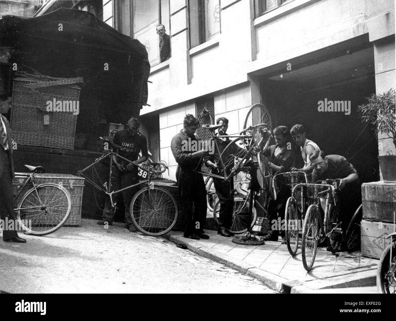 Questa immagine illustra il processo di manutenzione delle biciclette durante una giornata di riposo, una pratica importante negli eventi ciclistici, che mostra la necessaria attenzione rivolta alle biciclette per prestazioni e cure ottimali durante le pause. Foto Stock