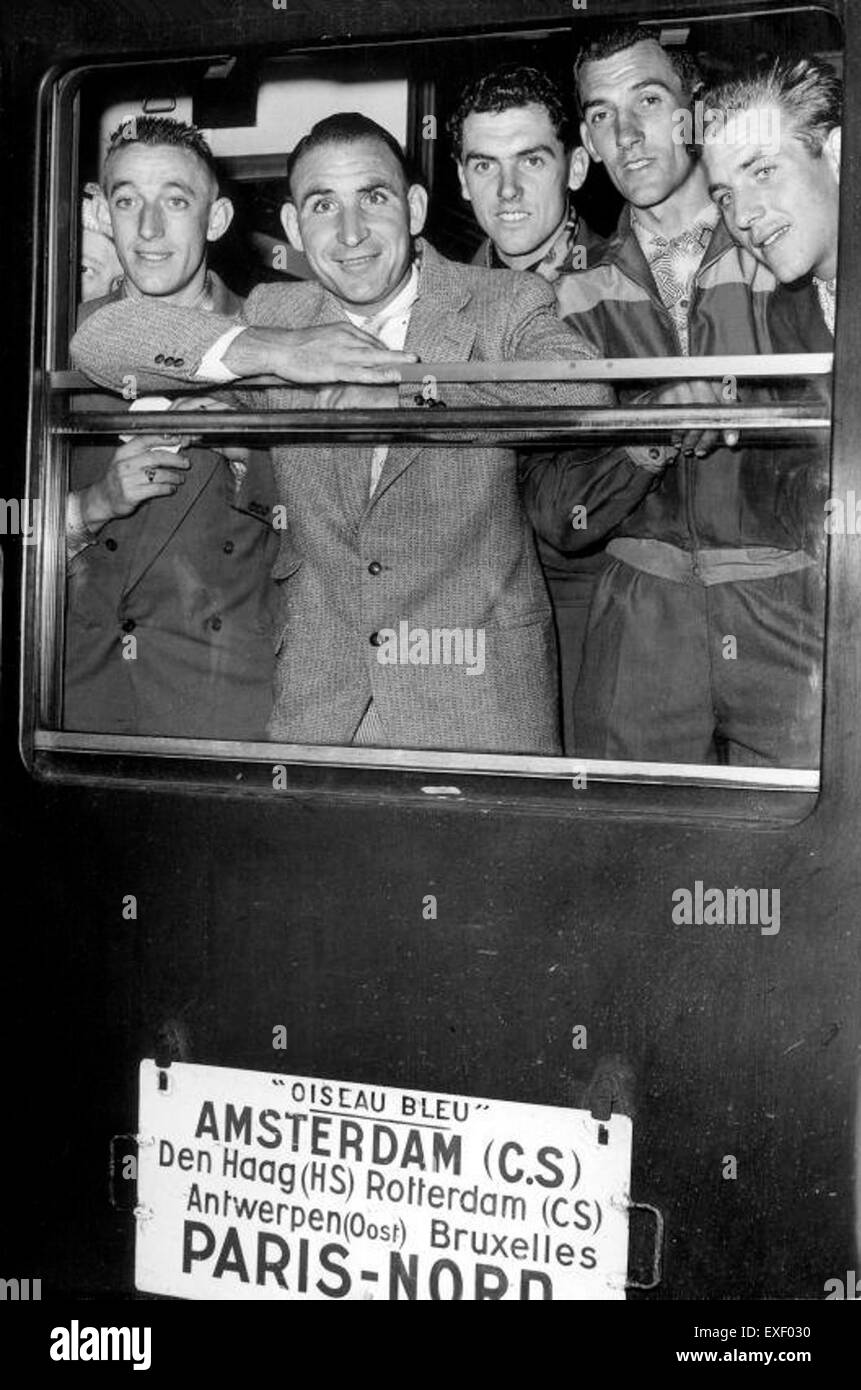 "Op de trein onderweg naar de Start" (sul treno per la partenza) cattura l'attesa dei viaggiatori che si dirigono verso una destinazione, concentrandosi sul movimento del treno e sulla scena movimentata all'interno. Il pezzo simboleggia l'eccitazione e il movimento della vita durante il transito. Foto Stock