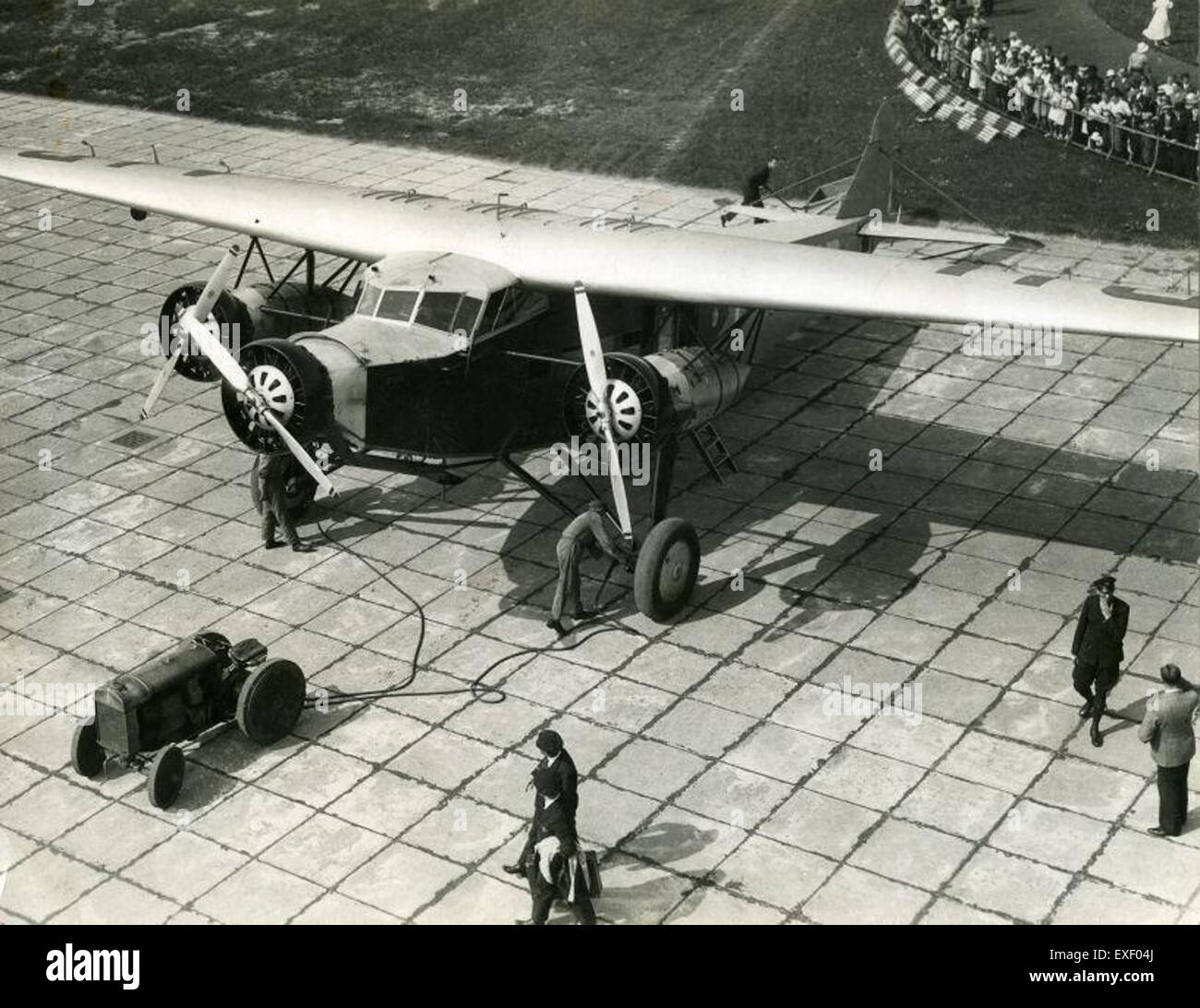 Questa immagine mostra un aereo passeggeri all'aeroporto Schiphol di Amsterdam, che cattura la scena dell'aviazione moderna in uno degli aeroporti più trafficati del mondo. Foto Stock
