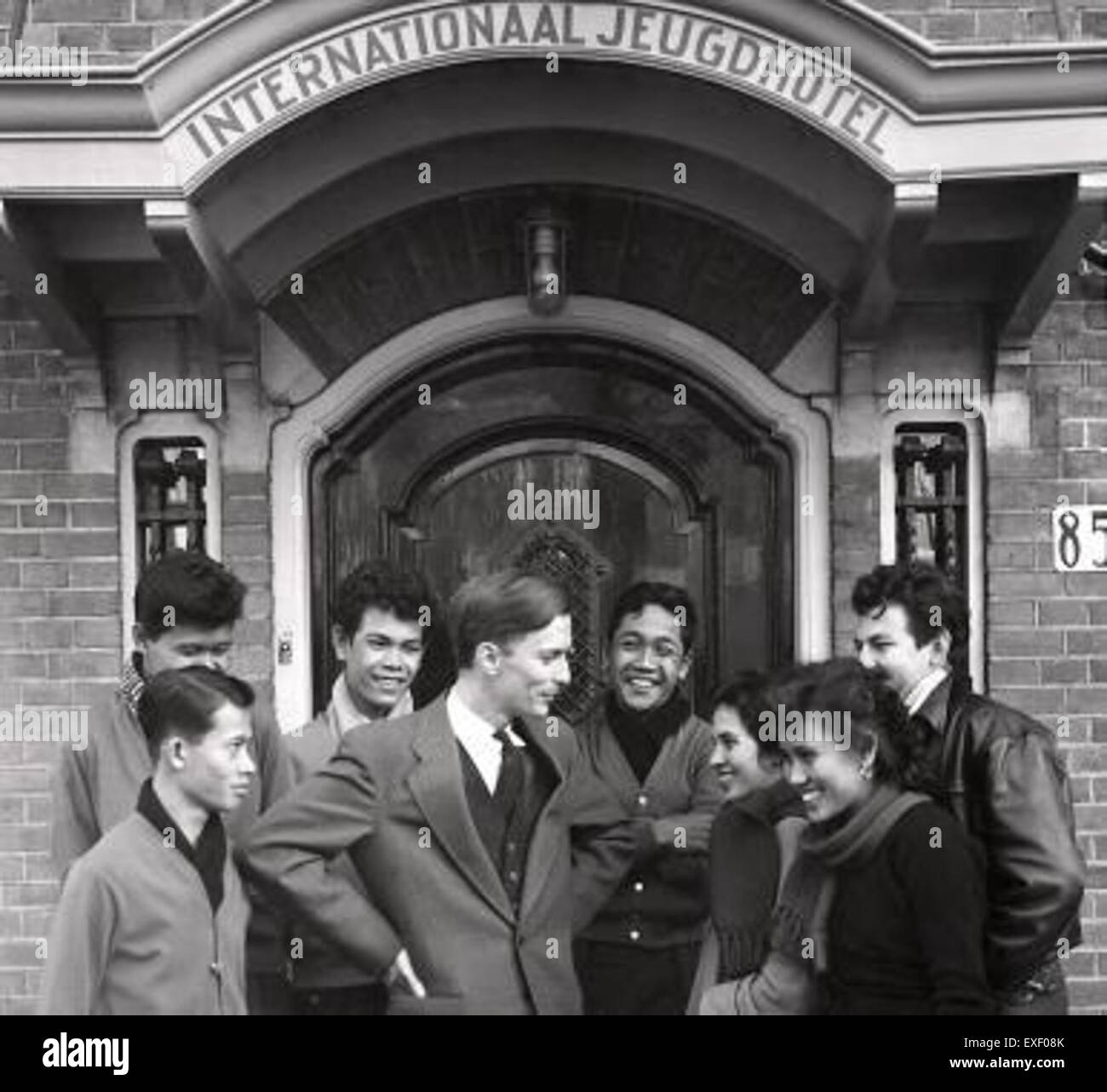 Il termine "rimpatriato” si riferisce a individui che sono tornati nel loro paese d'origine dopo essere stati sfollati, spesso nel contesto della ripresa post-bellica o dei movimenti migratori. Foto Stock