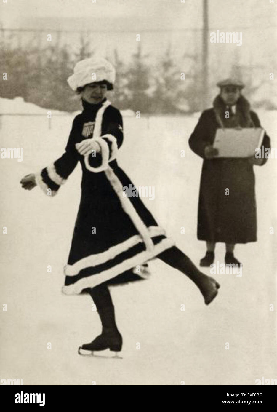 Un pattinatore delle Olimpiadi invernali del 1924 a Chamonix, in Francia, che mostra i primi giorni del pattinaggio artistico olimpico. La foto cattura il movimento dell'atleta sul ghiaccio durante la gara. Foto Stock