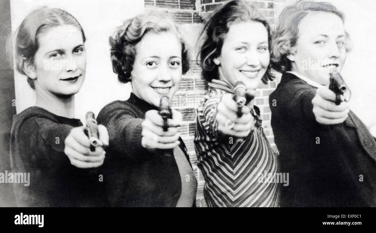 "Schietsport, vrouwen met pistool" raffigura donne che partecipano a sport di tiro, un'attività spesso associata alla precisione e al controllo. L'opera d'arte mostra le donne con le pistole, mettendo in evidenza sia lo sport stesso che il significato culturale della partecipazione femminile ad esso. Foto Stock