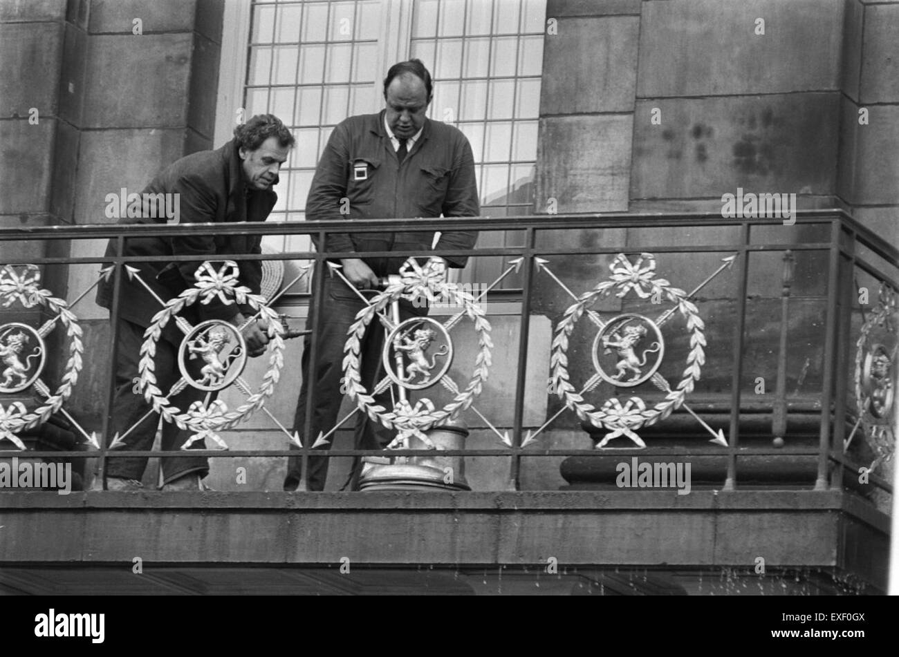 Schoonmaken van het balkon van het Paleis op de Dam Foto Stock