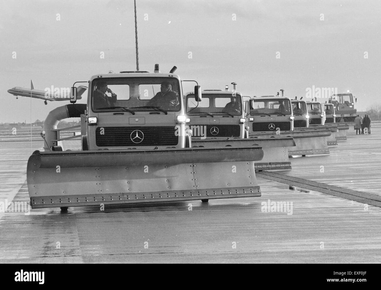 L'immagine mostra gli spazzaneve all'aeroporto di Schiphol, rimuovendo la neve dalle piste durante l'inverno. Le attrezzature operative e il suo ruolo nel mantenimento della sicurezza del traffico aereo durante la stagione invernale sono sottolineati. Foto Stock